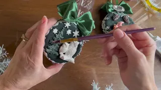 DIY Christmas ornaments from jar lids