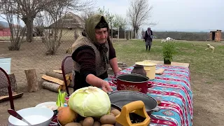 VIDA EM ALDEIA RURAL CAUCASIANA | COLHEITA DE MORANGO SELVAGEM NA VILA! ORDENHANDO A VACA