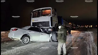 Смял под собой Тойоту: водитель легковушки погиб в утреннем ДТП в Тюменской области