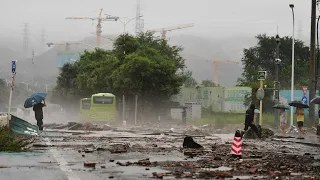 Двое погибли, 160 тысяч домов остались без света. Разрушительный тайфун «Канун» бушует в Японии