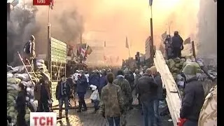 На Грушевського продовжують палити шини і готуватись до штурму