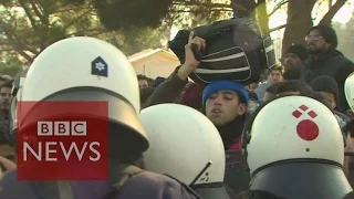 Police fear stampede at Macedonia border - BBC News