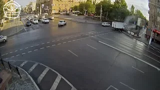Обнародовано видео влетевшей в ограждение подземного перехода "Газели" в Волгограде