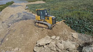 Beautiful Best Dozer Construction Push Moving Gravel Rock with Dongfeng Dump Truck Spreading Extreme