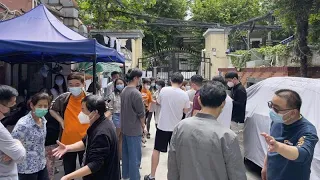 Habitantes de Xangai exigem fim do confinamento devido a covid-19