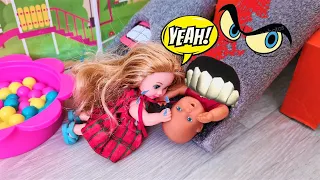 GORKA THE DEVOURER GRABBED MAX😱 KATYA AND MAX ARE A CHEERFUL FAMILY Funny dolls collection DARINELK