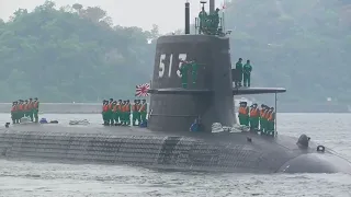 降雨の中に海将旗靡く 潜水艦「たいげい」出港