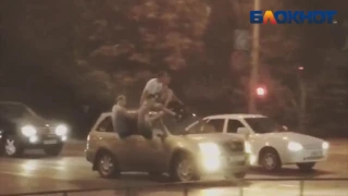 За ВДВ: десантники прокатились на машине верхом по центру города в Волжском