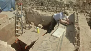 Archaeologists excavate 'little Pompeii'