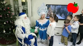 Дед мороз и Снегурочка зашли в гости 2016 / Дед Мороз раздает подарки