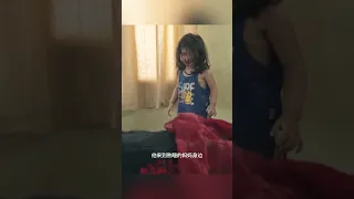 兩歲女孩爬上陽臺欄杆 #shorts #電影解說