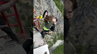 Saut pendulaire à 190m de haut 😮 #bungyjump #switzerland #couple