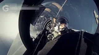 Flying lesson on a Saab JAS 39D Gripen jetfighter – cockpit video - Nyheterna (TV4)