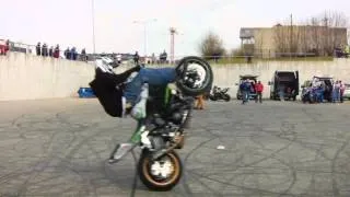 Training on motorcycles. Stunts on bikes.