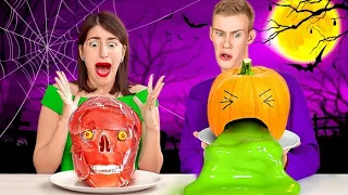 PROVOCAREA MÂNCARE REALĂ VS. MÂNCARE DE HALLOWEEN! Gustări DIY de Halloween marca 123 GO! CHALLENGE