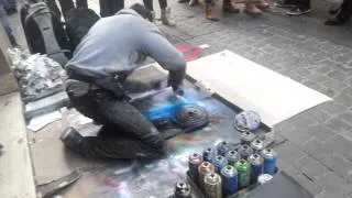 Artista callejero hace grafiti Elisa y Manu ROMA