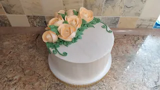 Cake decoration with Italian meringue flowers