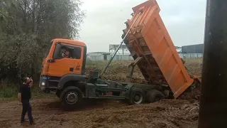 Как заезжают и выезжают самосвалы на сырой грунт.сравнение машин