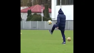 Mircea Lucescu se joaca la antrenamentul lui Dinamo Kiev