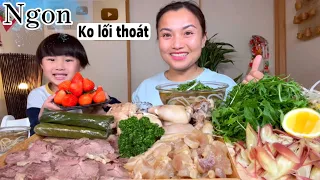 Nóng hổi vừa thổi vừa ăn nồi bún bò full topping ngày mưa dầm cùng 2 mẹ con Quỳnh #1380