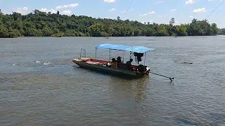 Mariana andando de barco primeira vez (guardando memórias)