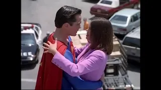 Lois & Clark 3x02 05 - First time seeing Clark as Superman in public