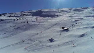 Drohnenflug über die Fisser Nordseite im Skigebiet Serfaus-Fiss-Ladis. Winter 21/22.