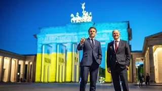 Olaf Scholz & Macro vorm Brandenburger Tor am 09. Mai 2022, Frieden schaffen ohne Waffen!