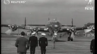 American fashion models land at Heathrow Airport (1946)