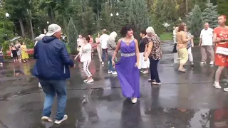 Ты очень красива в этом платье!!!💃🌹Танцы в парке Горького!!!💃🌹Харьков 20212