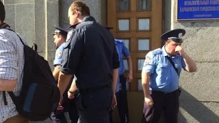 Відео штурму міськради Харкова невідомими у балаклавах