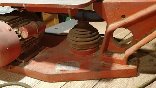 Soon restoration of hegner multicut 2 scroll saw from 1997.  25 years old machine and it freaks out