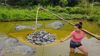The girl caught many delicious fish and sold them to earn extra income.