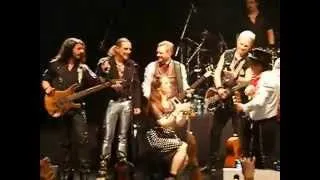 Therion despide a Lori con Mariachi.