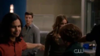The Flash 5x08 - Snowbarry (Barry & Caitlin) Scenes/Reaction/Crack