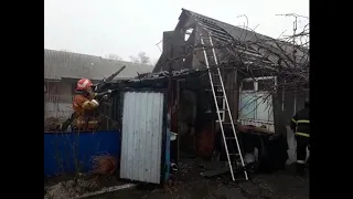 рятувальники ліквідували пожежу в надвірній споруді