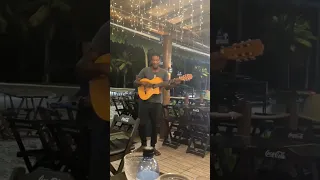 Morador de rua cantando em barzinho. Aracaju, Sergipe!