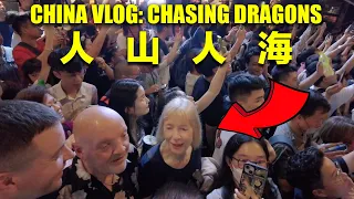 Mom+Dad Chase Fire Dragon with So MANY People! 英国爸妈吃小吃，看火龙，从来没见过这么多人！