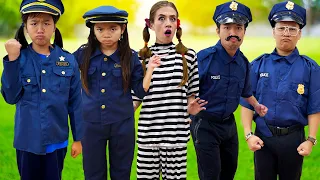 ¿Cómo Ser Buen Policía? Emma y Jannie Como Oficiales de Policía | Disfraces de Policia Para Niños