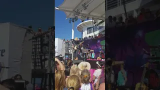 Rick Springfield plays guitar and then changes due to tuning on the 80s Cruise 2018