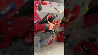 Devine la cotation de ce bloc technique et intense…🔥 #escalade #bloc #bouldering #climbing