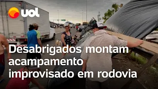 Desabrigados após chuvas montam acampamento em rodovia no Rio Grande do Sul: ‘Não tem outro lugar’