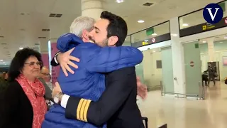 El piloto que sorprendió a sus padres durante un vuelo se reencuentra con ellos