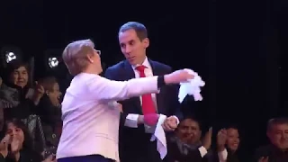 Presidenta de Chile baila cueca con el alcalde de Santiago