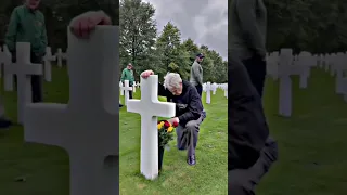 Veteran finds his friend’s grave 🫡 #viral #millitary #shorts #fyp #respect #veteran #heartwarming