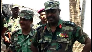 SECURITY FORCES COMMANDER [JAFFNA] VISITS CHALAI WAR ZONE