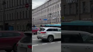 Проехал На полицейском автомобиле сквозь толпу￼. 😳. Санкт-Петербург. Невский проспект