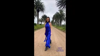 Natalia Oreiro en una sesión de fotos con un vestido azul de Elien Uruguay