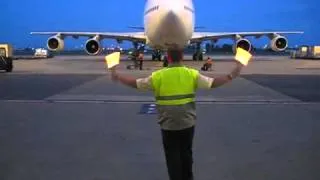 Boeing 747 marshaling in the dark - YouTube2.flv