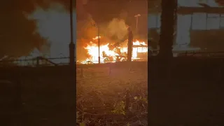 Шокирующее видео из Израиля: прямое попадание ракеты в автобус в Холоне. Кадры очевидцев.